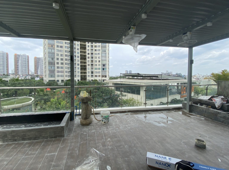 Thi công dán phim cách nhiệt bảo vệ kính